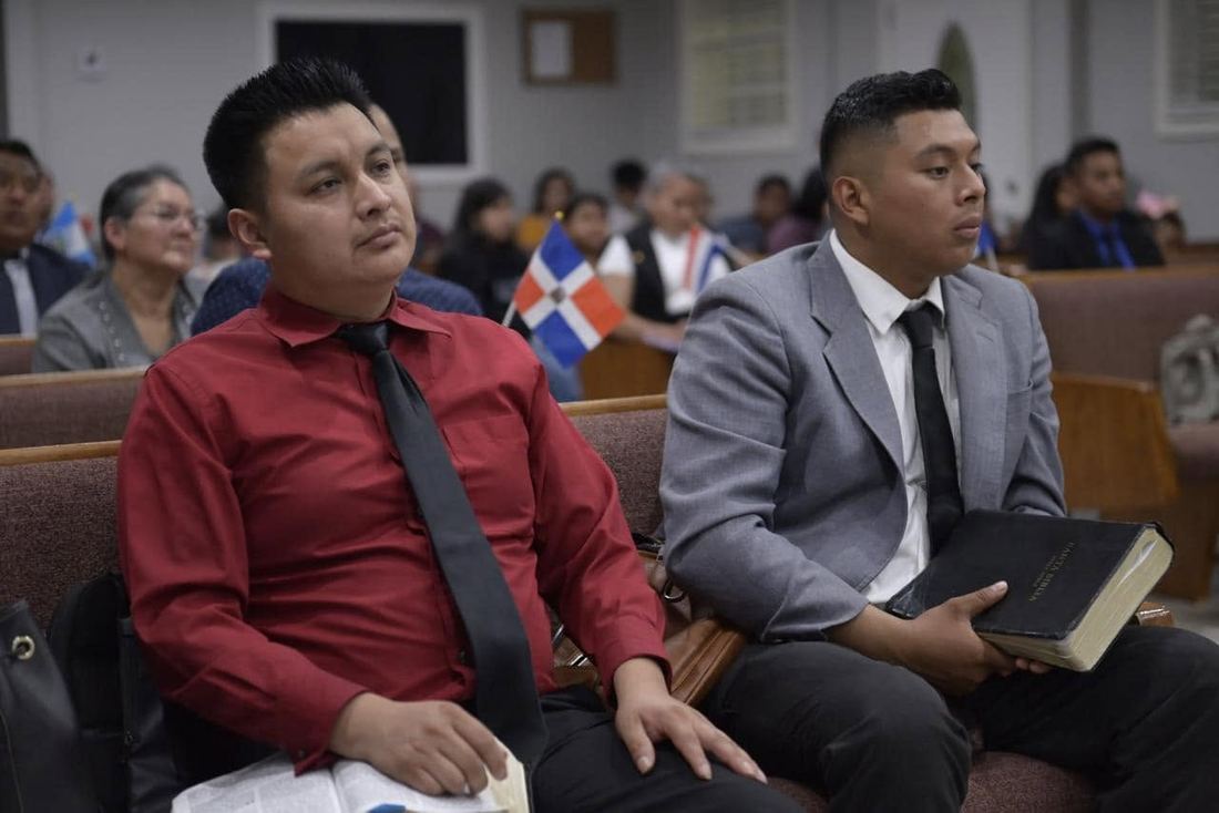 Hermanos en el culto