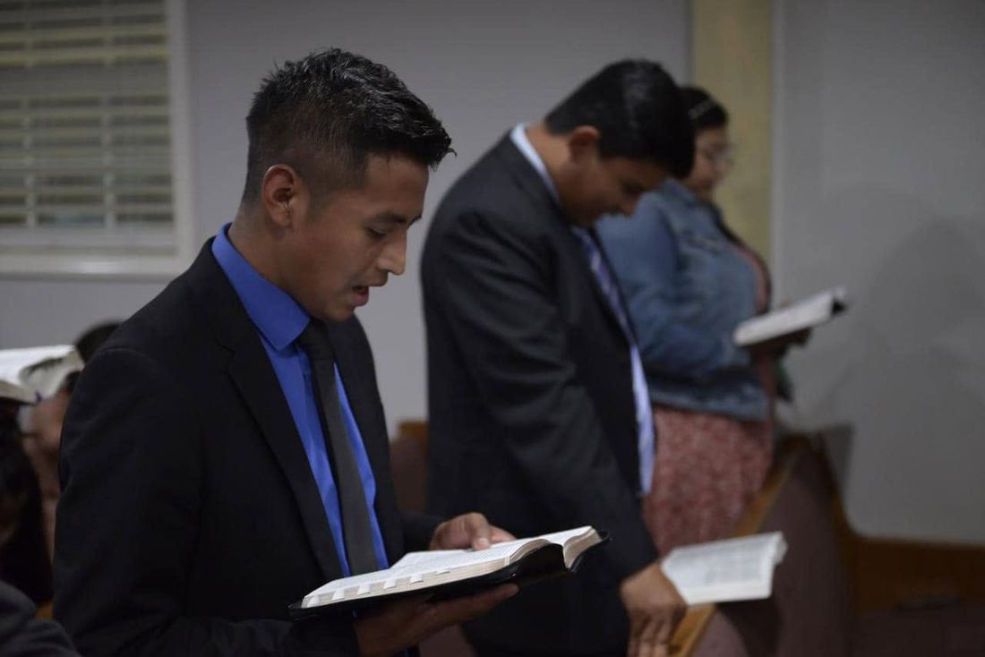 Hermanos leyendo la Biblia